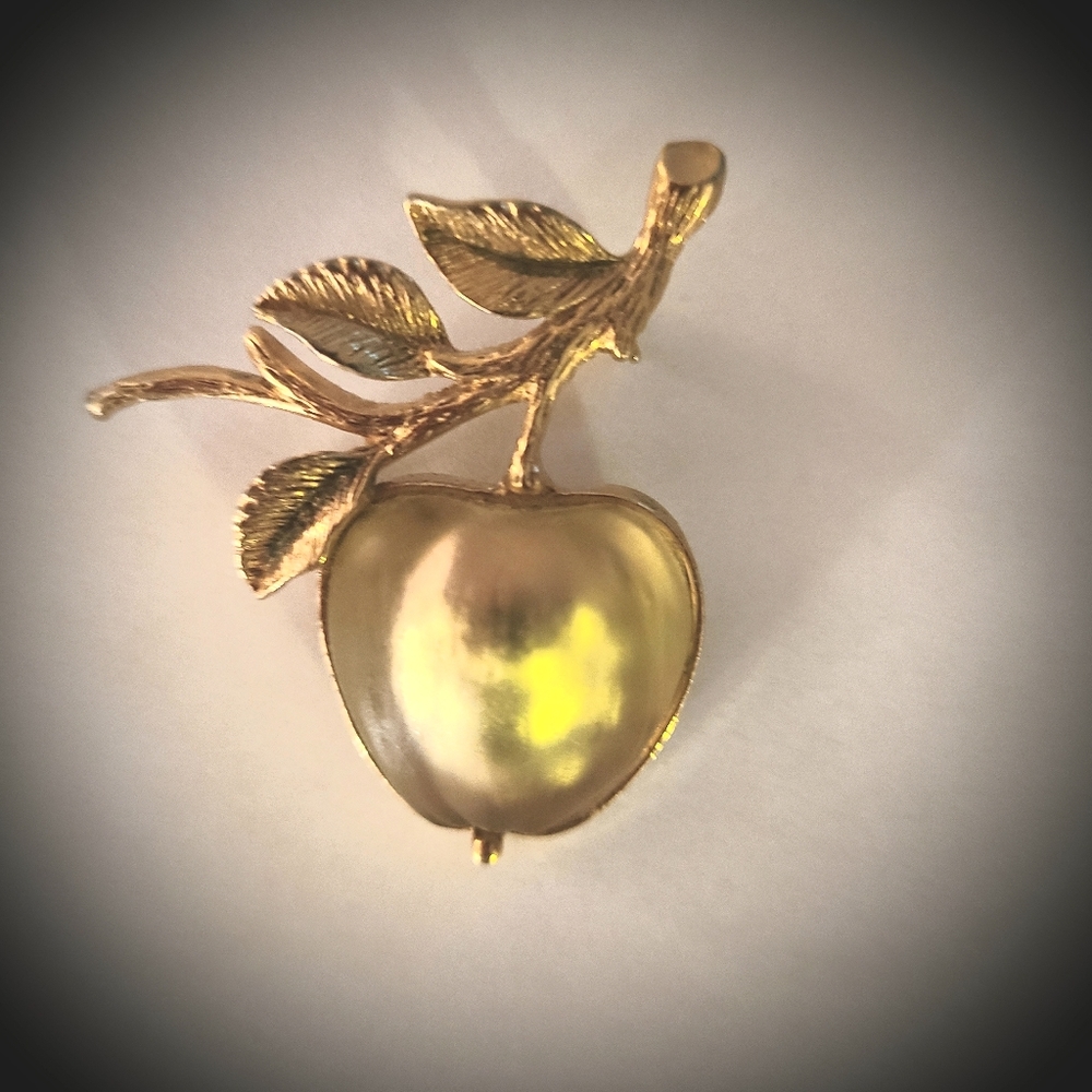 Sarah Coventry Gold Apple Brooch with Leaf Accents
